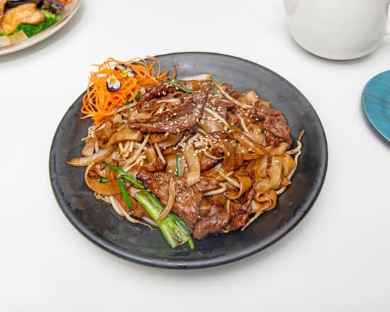 Stir-Fried Beef Rice Noodles (乾炒牛河)